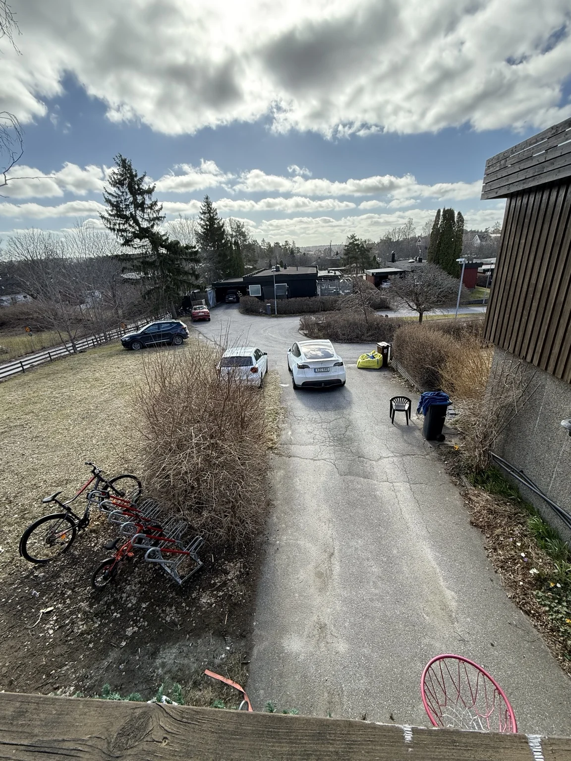 Befintlig asfalterad uppfart sedd från huset – före arbetet i Lugnet