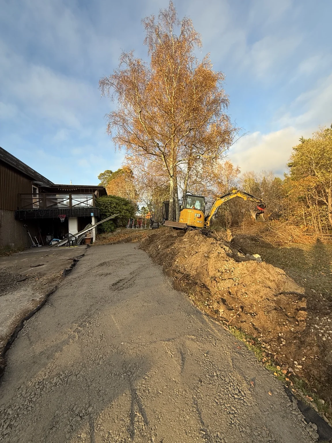 Utlagt krossmaterial och fortsatt schaktning vid uppfarten – Lugnet, under arbetet.