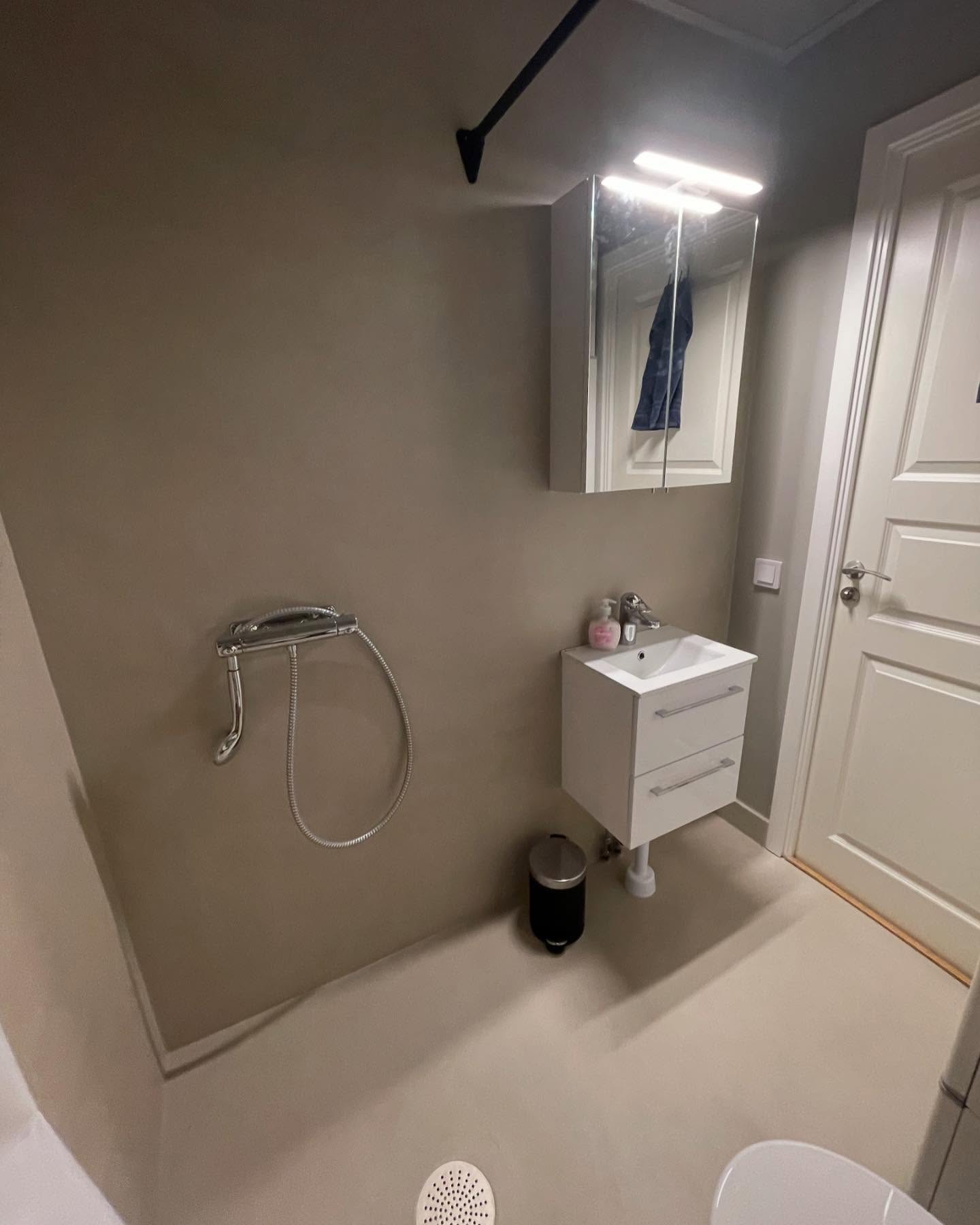 Badrum med microcement i Upplands Väsby