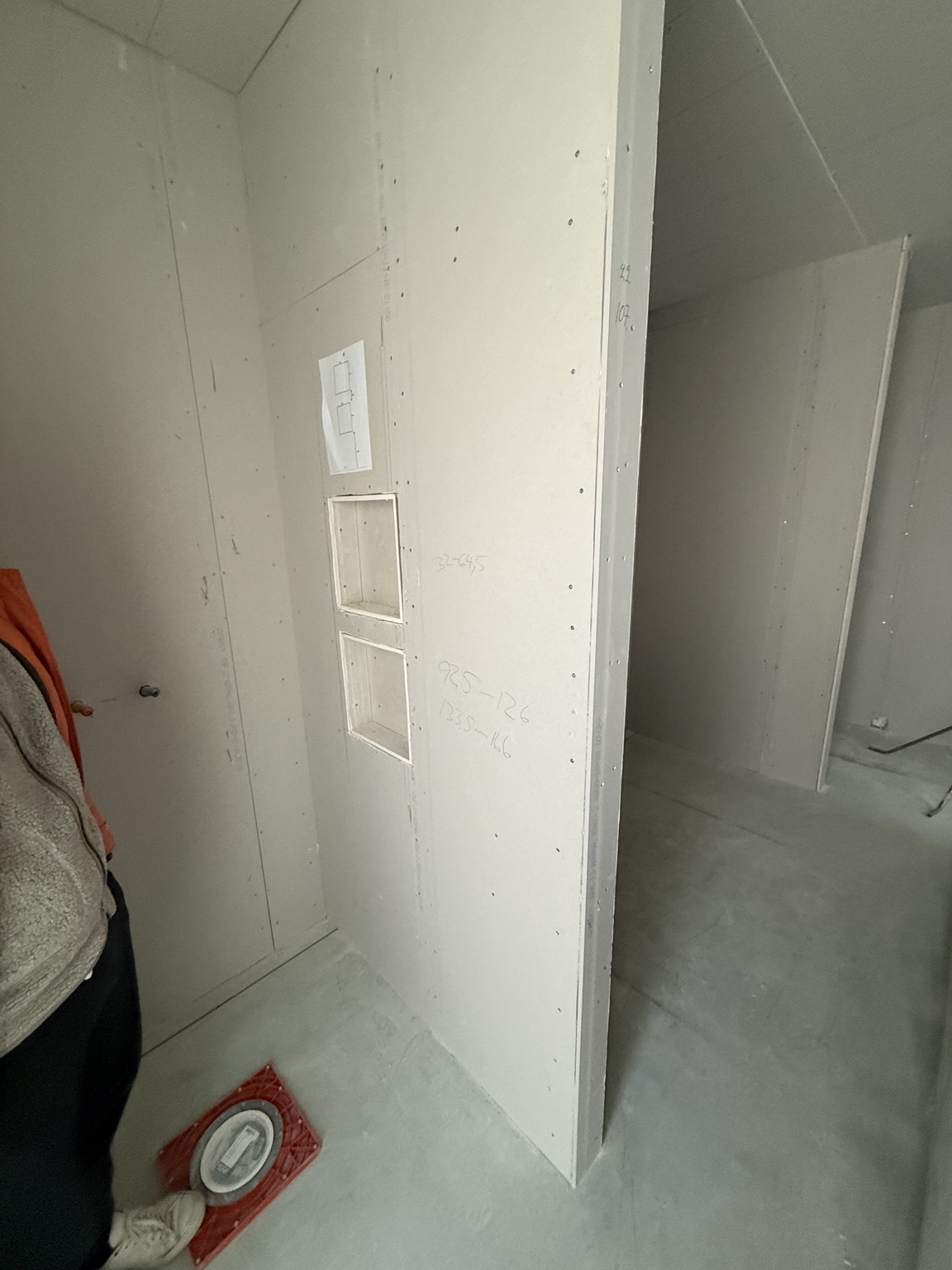 Underarbete i badrum före microcement i villa i Sollentuna