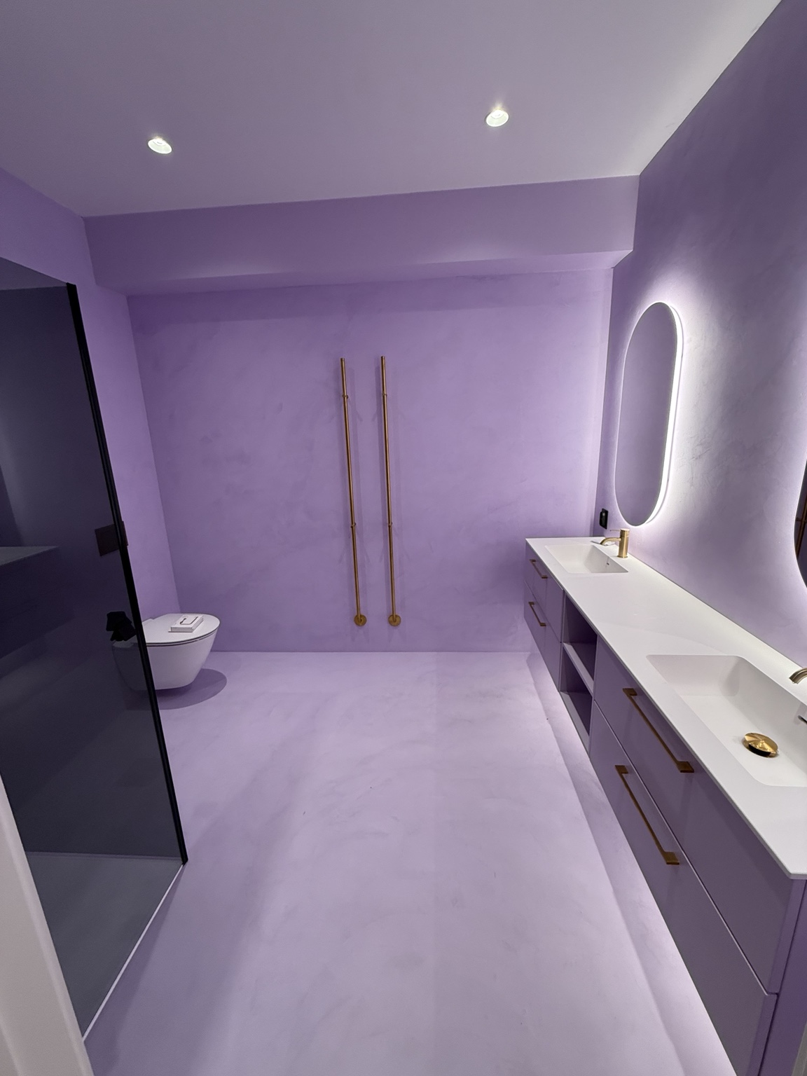 Badrum med lila microcement i villa i Sollentuna