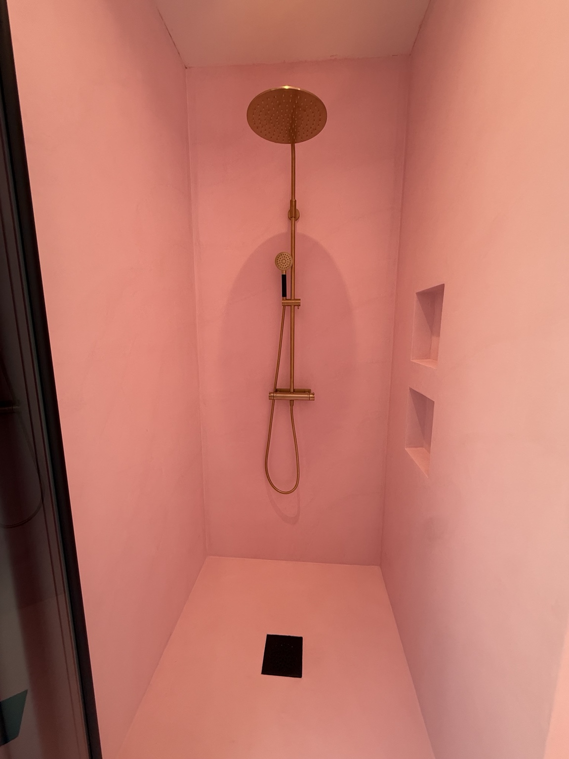 Duschutrymme med microcement i villa i Sollentuna
