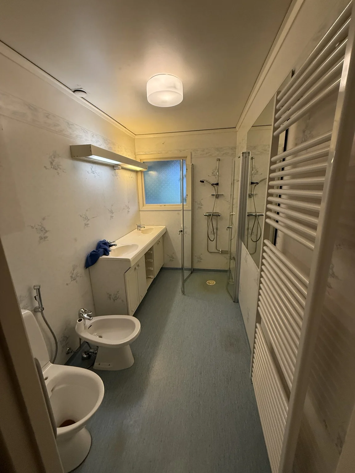 Badrum med dusch och dubbla handfat före renoveringen, övervåningen i Villa Bällsta