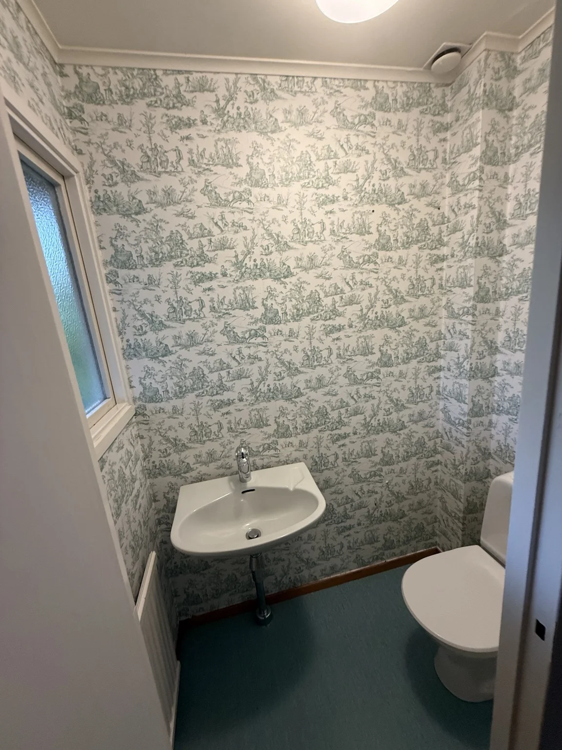 Gäst-WC med mönstrad tapet före renoveringen, övervåningen i Villa Bällsta