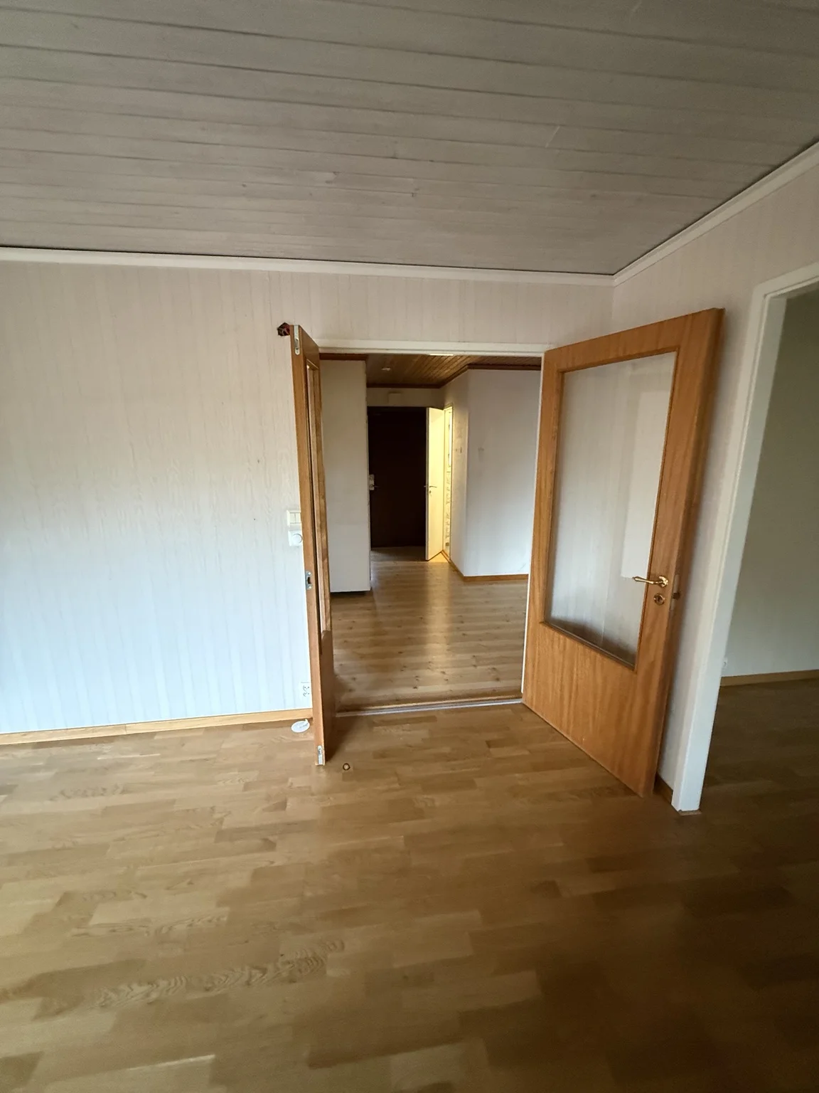 Glasdörrar mellan vardagsrum och hall före renoveringen, övervåningen i Villa Bällsta