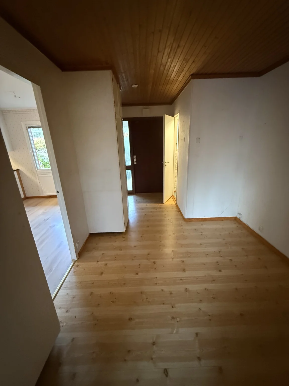Hall med träpanel i taket före renoveringen, övervåningen i Villa Bällsta