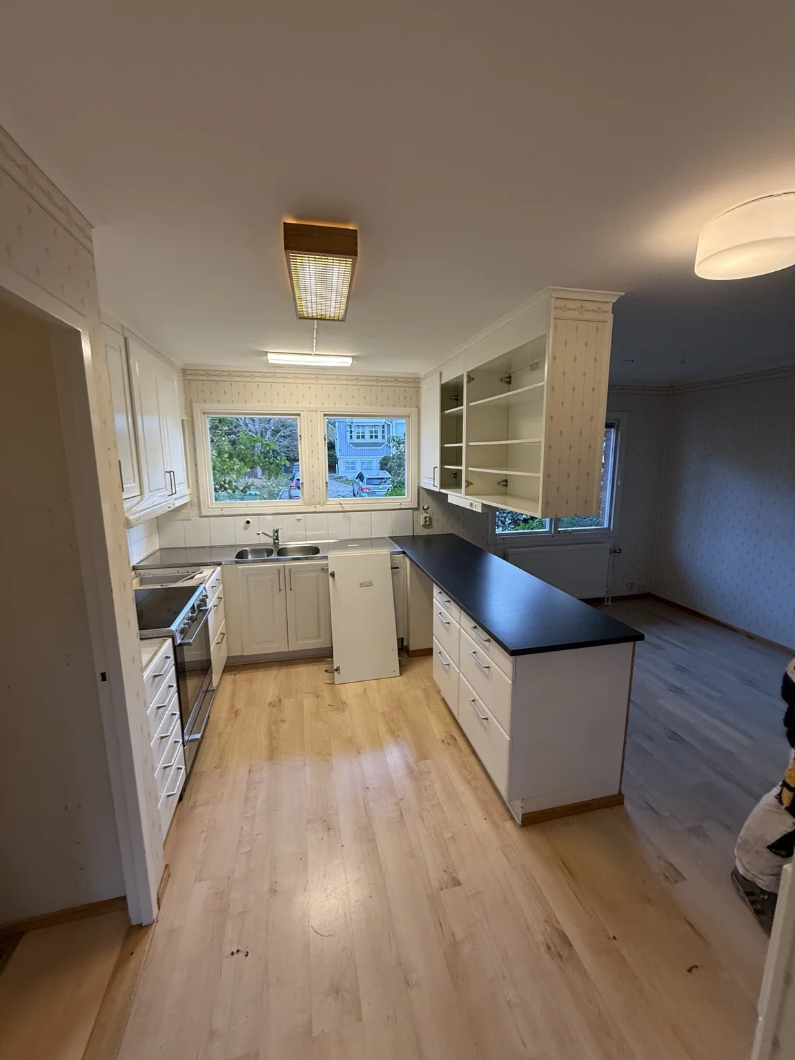 Kök med befintlig inredning före renoveringen, övervåningen i Villa Bällsta