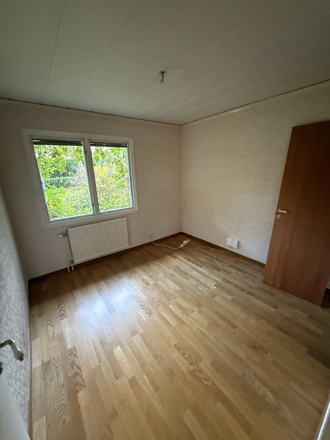 Rum med parkett och befintliga ytskikt före renoveringen, övervåningen i Villa Bällsta