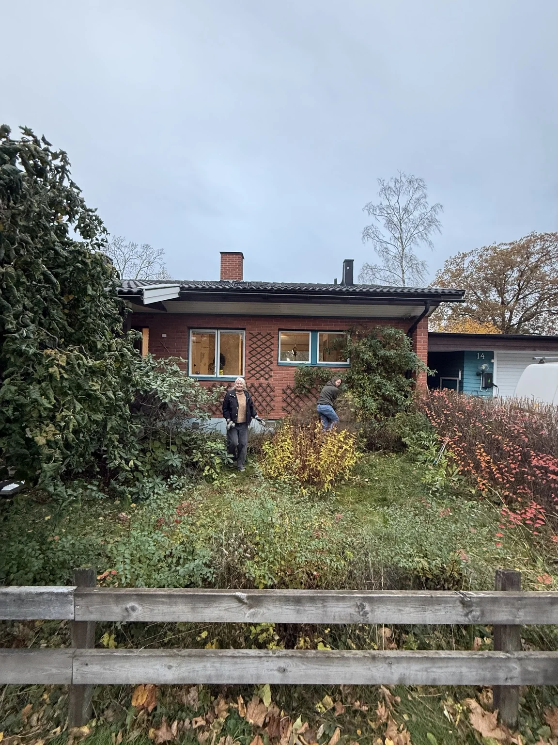 Tegelfasad och trädgård på framsidan före renoveringen av Villa Bällsta