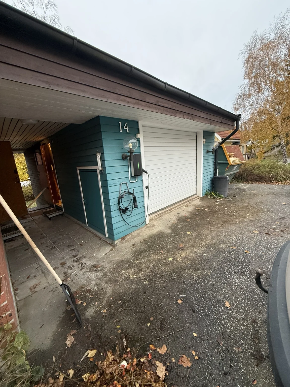 Garage och uppfart före renoveringen av Villa Bällsta