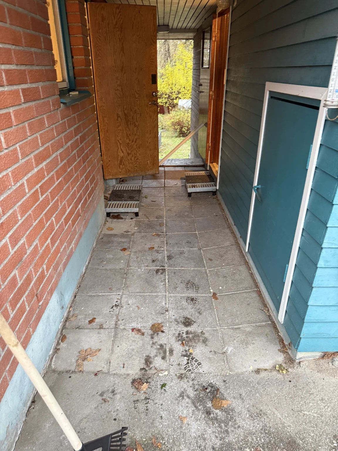 Täckt passage mellan huset och garaget före renoveringen av Villa Bällsta