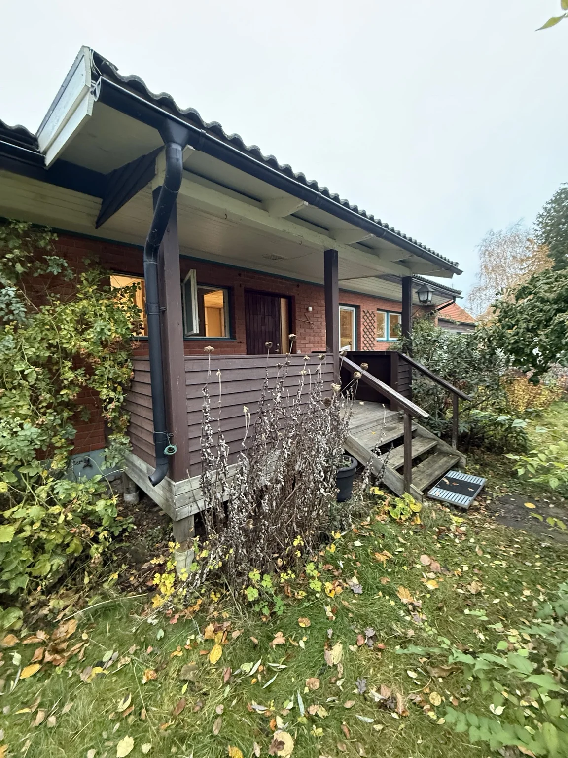 Entré med veranda och trätrappa före renoveringen av Villa Bällsta