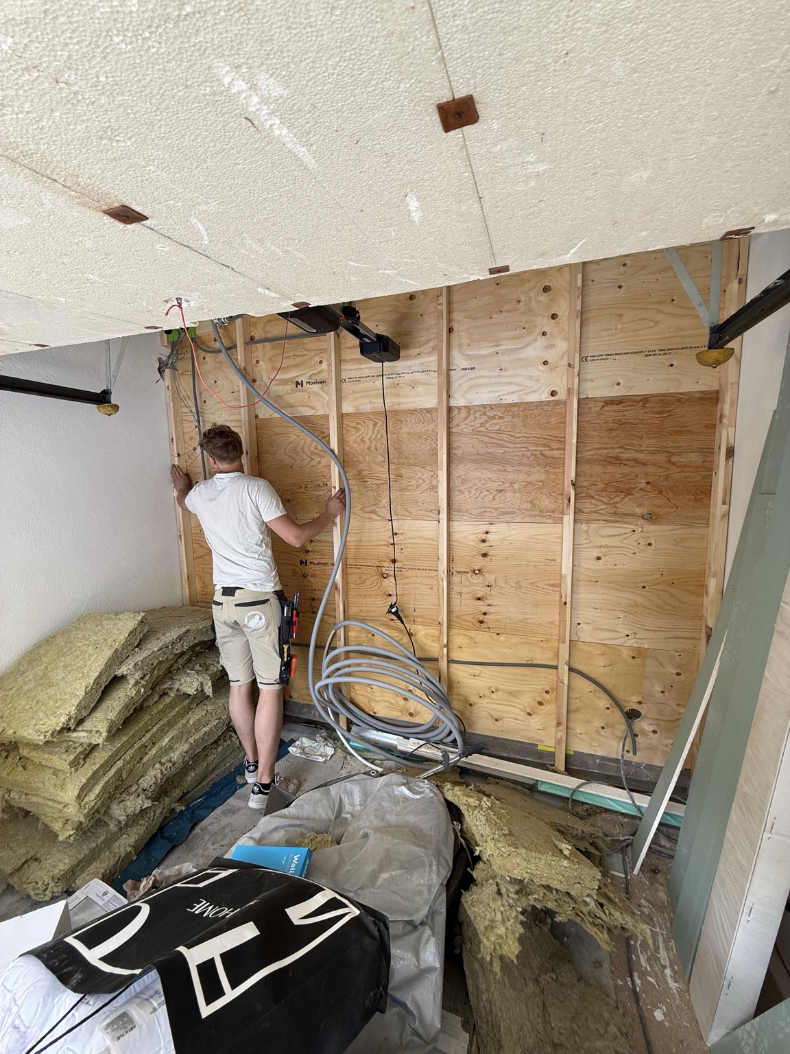 Vägguppbyggnad och förberedelser för installationer. Villa Stocksund.